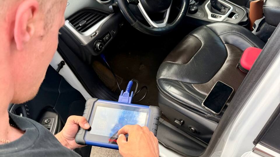Програмування автомобільного ключа Jeep майстром ZamOK Pro